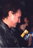 Ray Davies gibt nach dem Konzert in K&ouml;ln Autogramme, Foto: Denise Lattwein