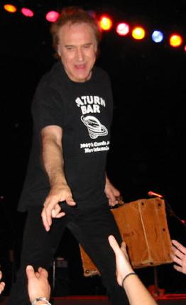 With a suitcase in his hand: Ray Davies verlässt die Bühne in Newcastle (Bild: Alfred Russell)